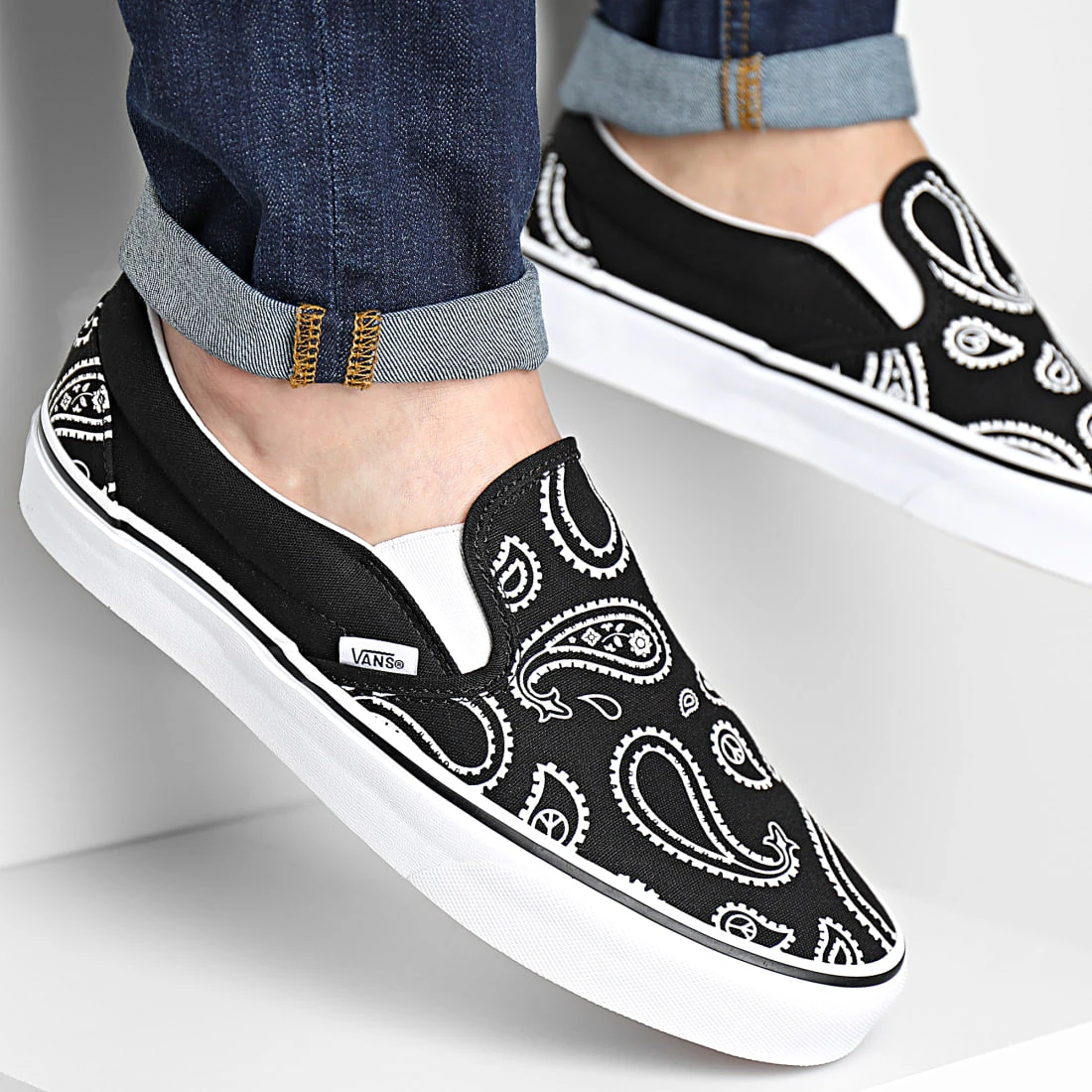 Meilleur prix ✨ Baskets Classic Slip-On A5JMHB0E Peace Paisley Black True White de Vans 😉 1 Meilleur prix ✨ Baskets Classic Slip-On A5JMHB0E Peace Paisley Black True White de Vans 😉