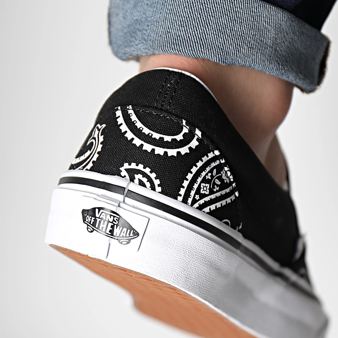 Meilleur prix ✨ Baskets Classic Slip-On A5JMHB0E Peace Paisley Black True White de Vans 😉 4 Meilleur prix ✨ Baskets Classic Slip-On A5JMHB0E Peace Paisley Black True White de Vans 😉 – Image 4